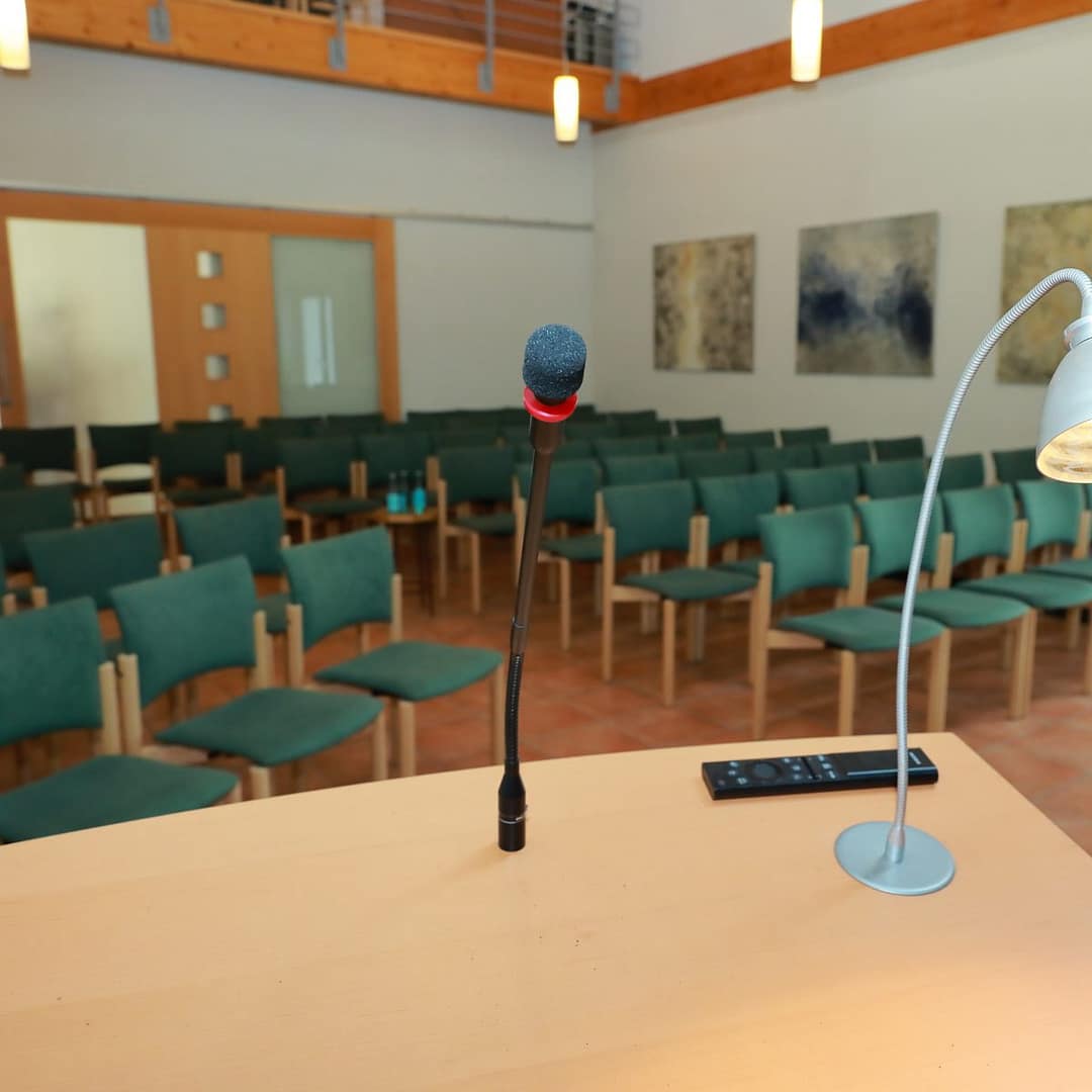 rednerpult-trauerhalle-goetza-quadrat Rednerpult in der Trauerhalle von Götza Bestattungen in Herten