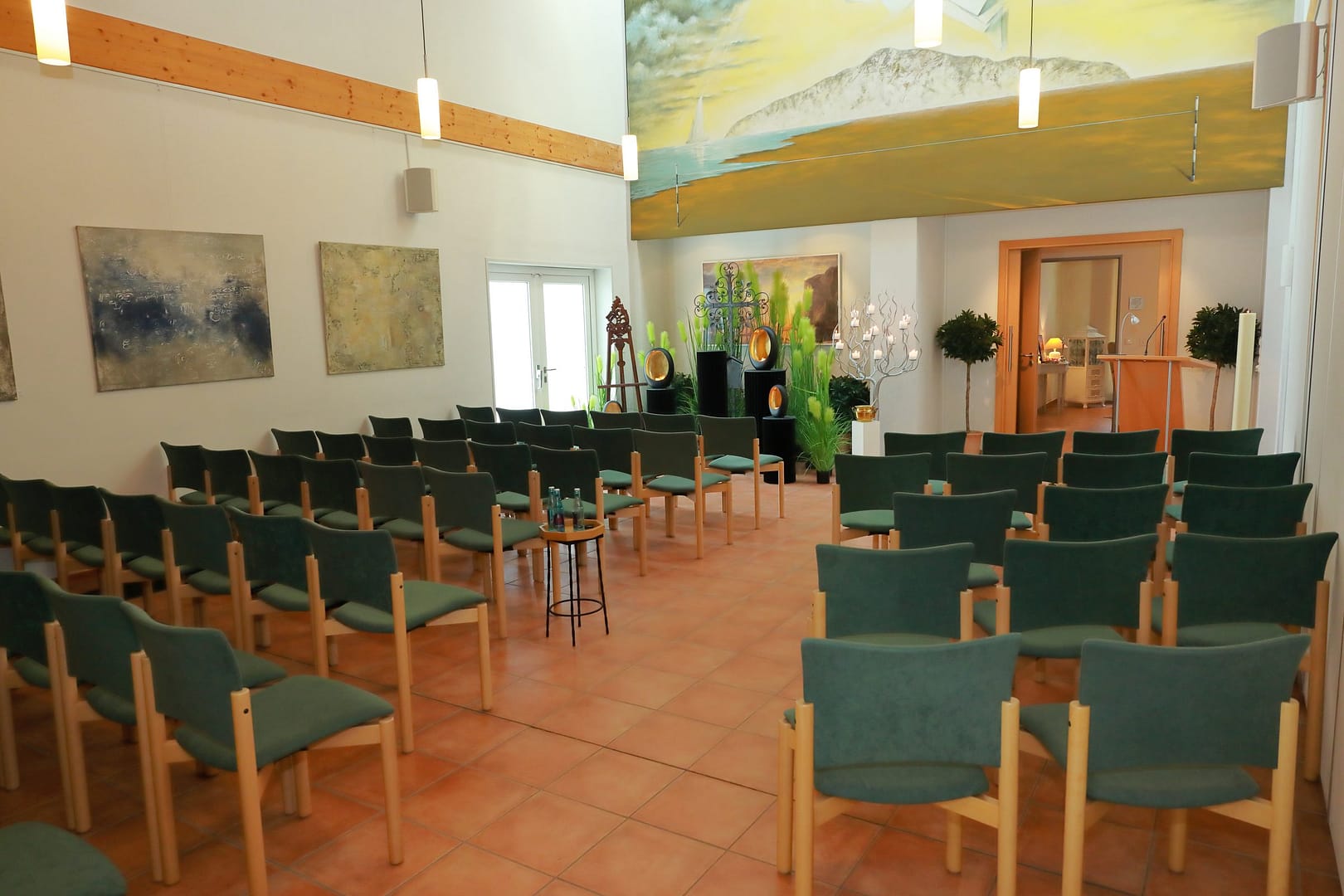 grosse-trauerhalle-goetza-herten Große Trauerhalle bei Götza Bestattungen in Herten mit Stuhlreihen und Bildern