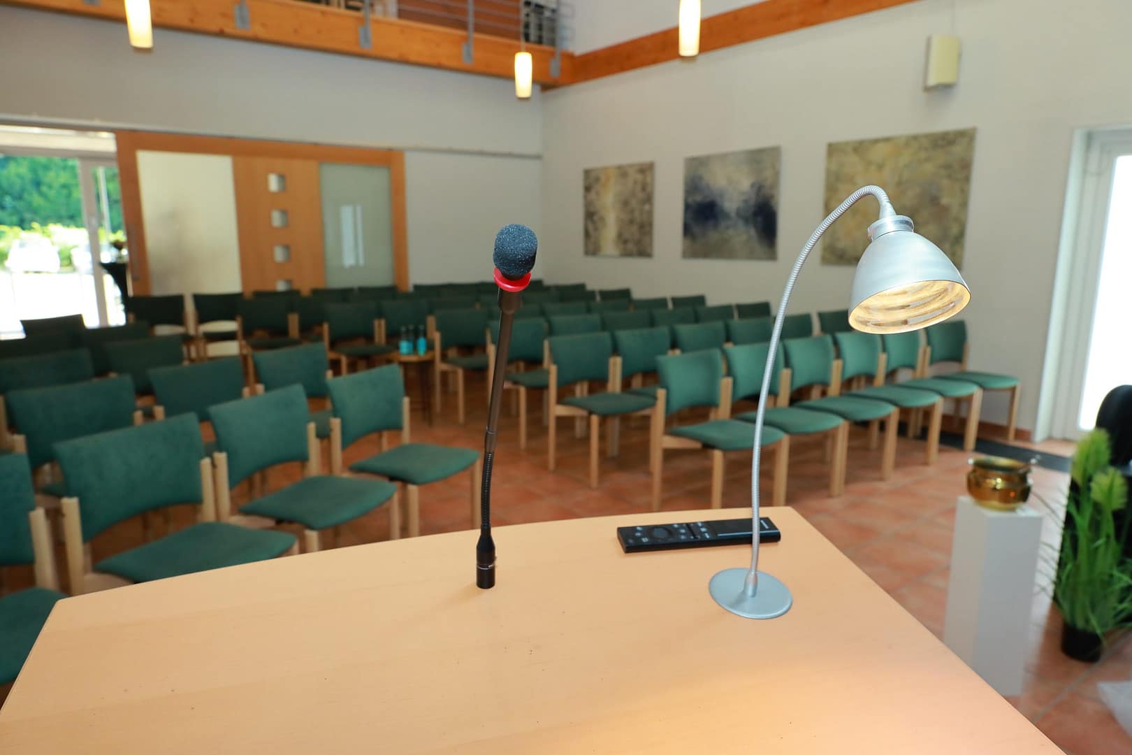 rednerpult-trauerhalle-goetza-herten Rednerpult mit Mikrofon in der Trauerhalle von Götza Bestattungen