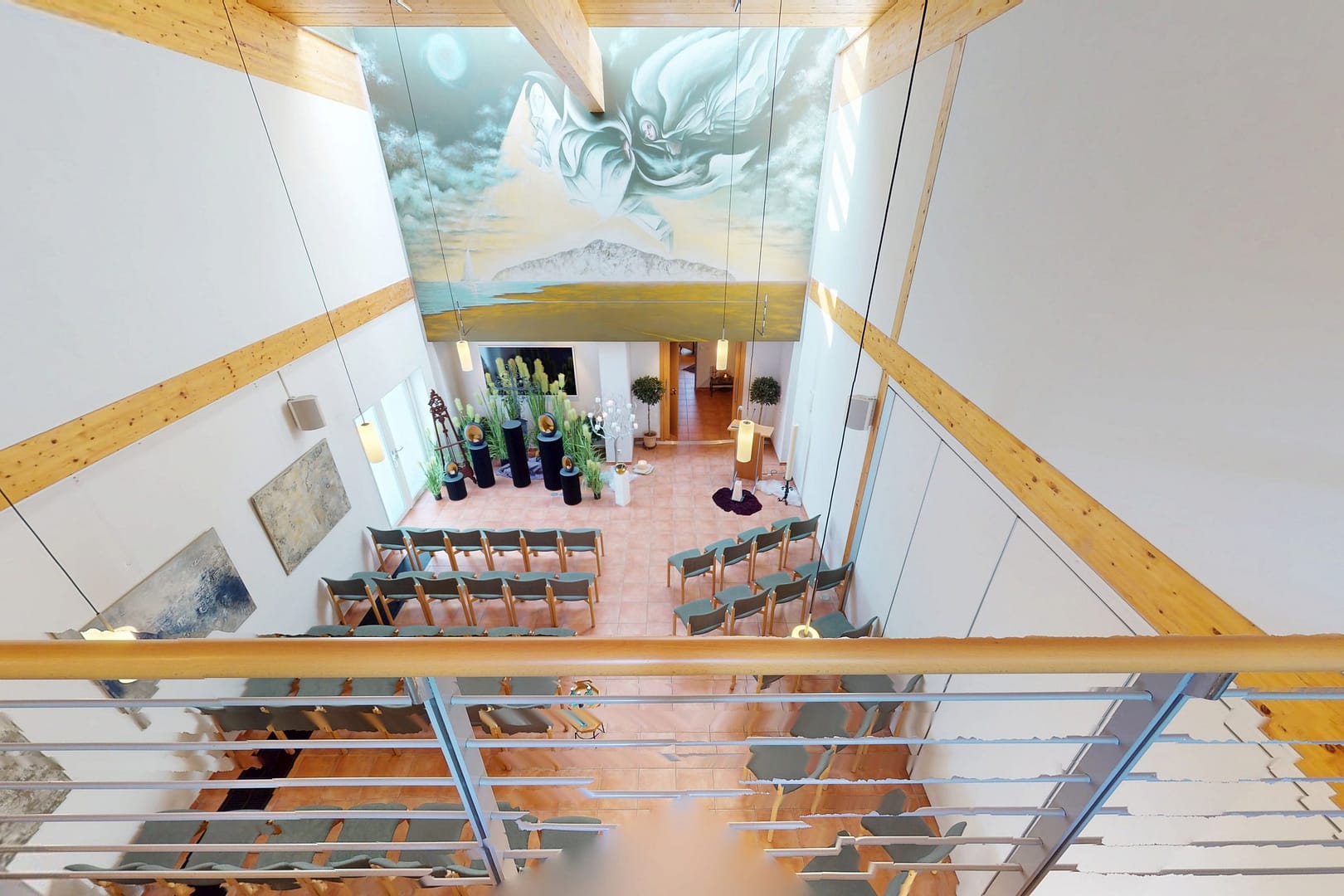 Blick von der Galerie in die große Trauerhalle mit Fresko bei Götza Bestattungen in Herten
