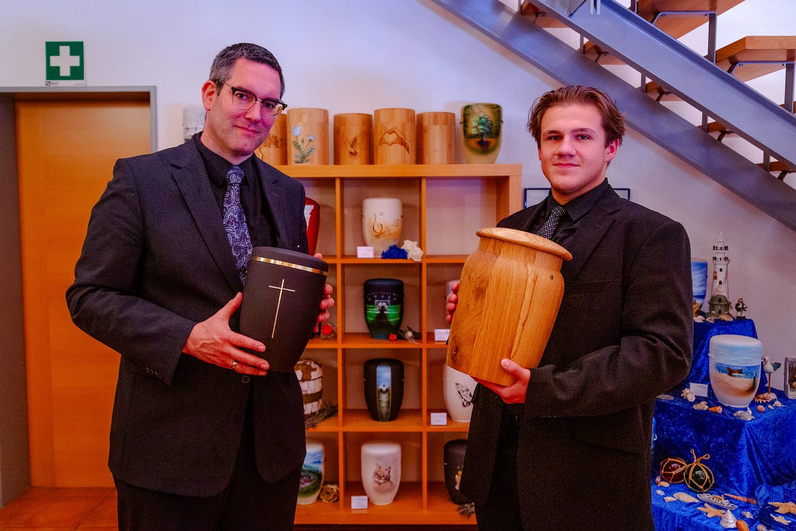 Benedikt in der Ausstellung
